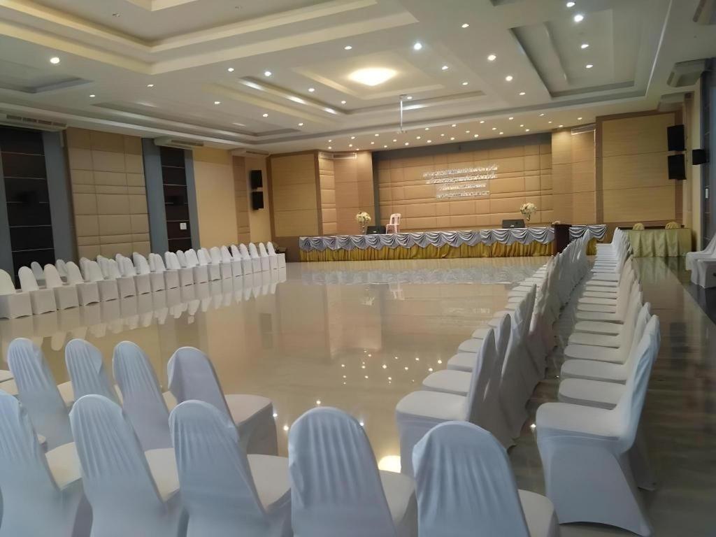 S-Tawan Hotel & Convention Маха Саракхам Екстериор снимка