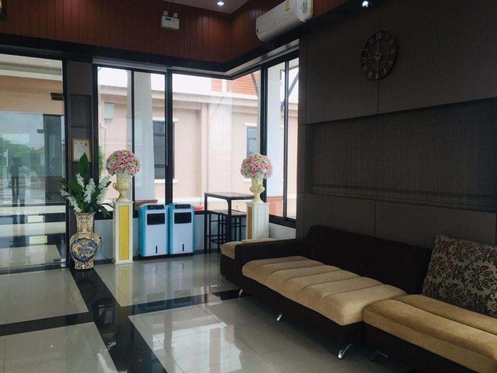S-Tawan Hotel & Convention Маха Саракхам Екстериор снимка