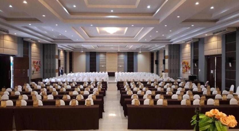 S-Tawan Hotel & Convention Маха Саракхам Екстериор снимка